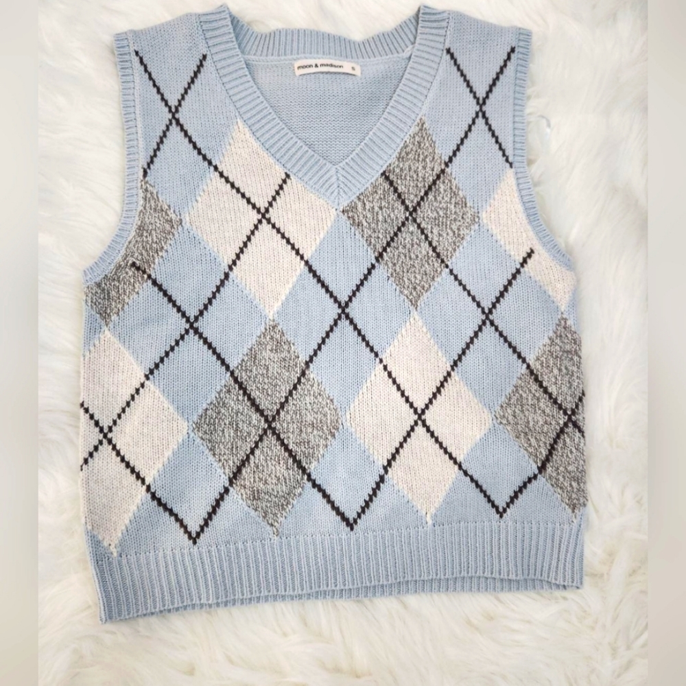 Moon and Madison sweater vest size small